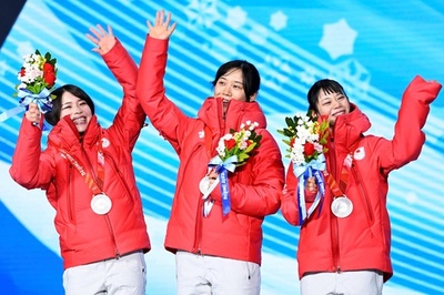 日本に銀メダル授与 スピードスケート女子団体追い抜き、北京冬季五輪