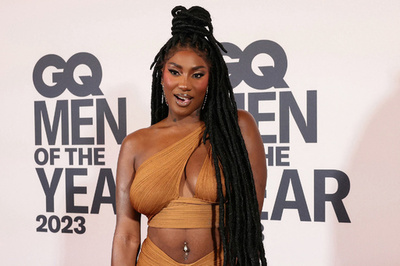 パリ五輪登場がうわさされる仏歌手、新曲で反発の声皮肉る