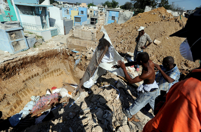 「大好きなお父さんが」泣き崩れる遺族たち、ハイチ大地震