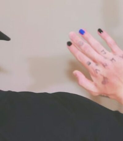 BTSジョングク、青いネイルが話題に