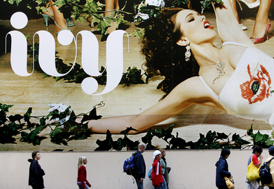 全裸にホルスターの男、豪パース市の看板頂上に 市民騒然