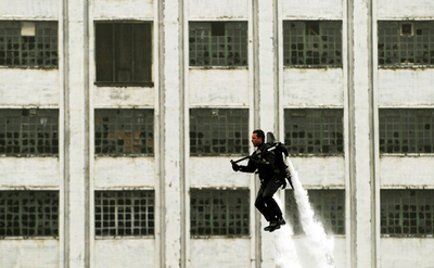 水を噴射し空に舞う、ロンドン国際ボートショー