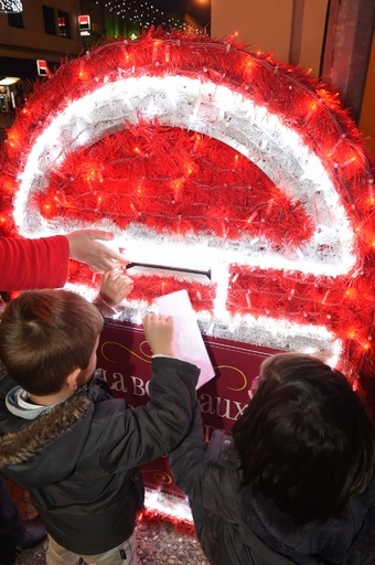 サンタさんにお手紙よろしく、街に特別ポスト