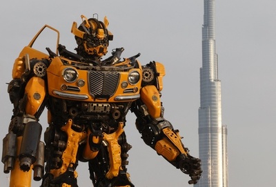 世界一の高層ビルを背に立つ巨大ロボット ドバイ