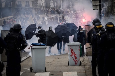 仏、年金改革への抗議拡大 127万人超参加