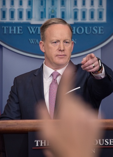 米トランプ政権で定例会見に変化、新大統領報道官の流儀