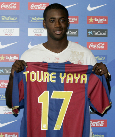 ヤヤ・トゥーレ バルセロナの入団会見に出席