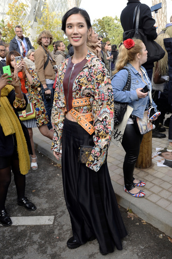 日本人モデルのTAO、ラグビーW杯決勝でトロフィーをエスコート