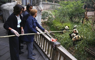 ミシェル米大統領夫人、中国でパンダと触れ合う 