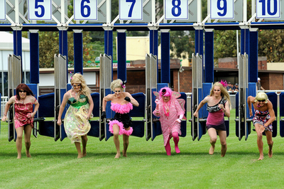 ドラッグクイーン姿で徒競走！ オーストラリア