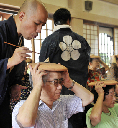 これで夏バテ解消へ、頭部にお灸据える「ほうろく灸」