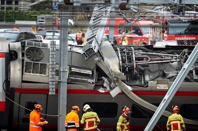 スイス中部で列車が脱線、7人が負傷