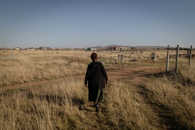 南ア「死の村」 高齢者狙う連続殺人事件