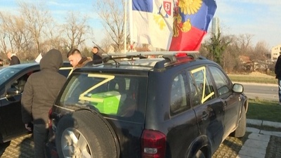 字幕：セルビア首都でウクライナ侵攻支持集会 「Z」付けた車も