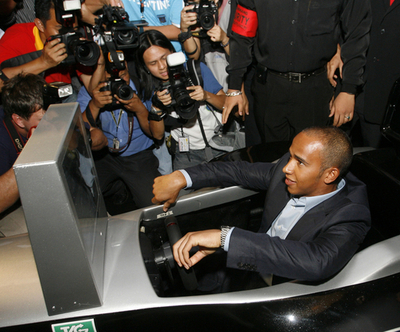 ＜07 F1・第2戦 マレーシアGP＞ハミルトン モーターレーシング・シュミレーターを体験 - マレーシア