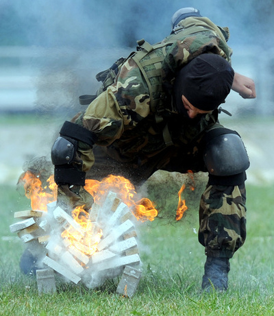 燃える瓦も粉砕！ ベラルーシ「空挺部隊の日」
