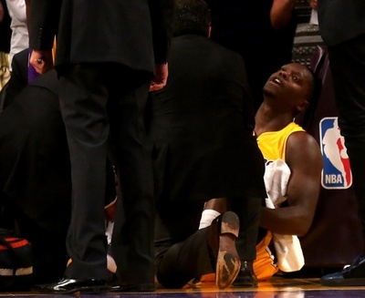 レイカーズの新人ランドル、デビュー戦で脚を骨折