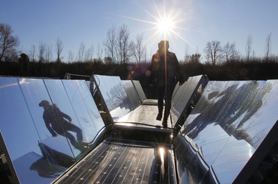 水面に花開く新型ソーラーパネル、イタリア大教授が開発