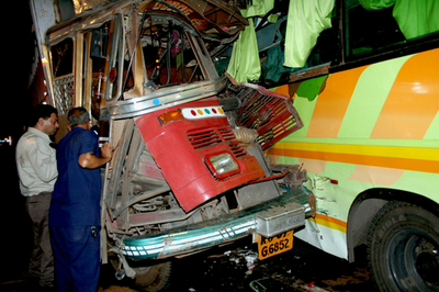 アーメダバード郊外の高速道路で事故発生、8人が死亡 - インド