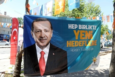 トルコで選挙運動中に衝突、与党議員の兄弟ら4人死亡 警察が19人拘束