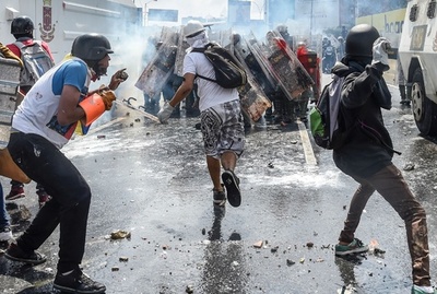 火炎瓶ならぬ「糞便瓶」投げ警察に対抗、ベネズエラ反政府デモ