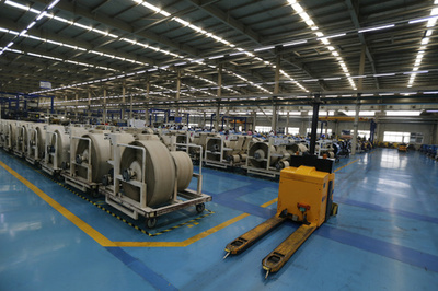 人影のないタイヤ工場　青島