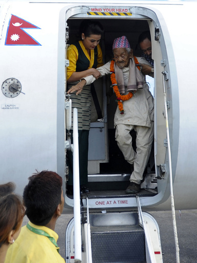 106歳男性、飛行機に乗る夢が実現 ネパール