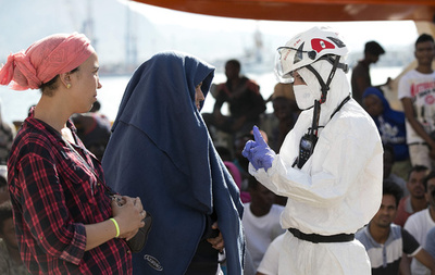 地中海で移民船が転覆、180人近くが行方不明 国連