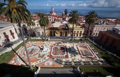 通りを彩る花や砂のカーペット、テネリフェ島で聖体祭