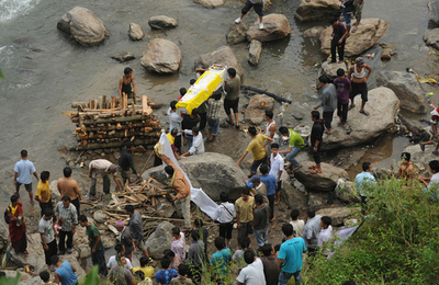 インド北東部でつり橋が崩落、32人死亡