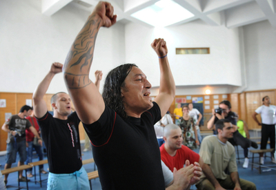 腕に覚えあり！？刑務所内で腕相撲大会 ルーマニア