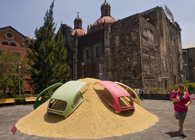 トウモロコシの山を乗り越える車、メキシコの展覧会