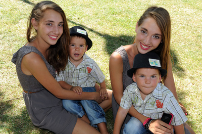 右も左も双子だらけ、恒例イベント今年で20回目 仏