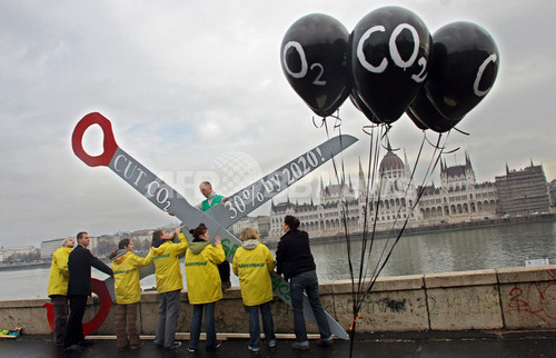 巨大なハサミでCO2排出量をカット? グリーンピースが抗議デモ