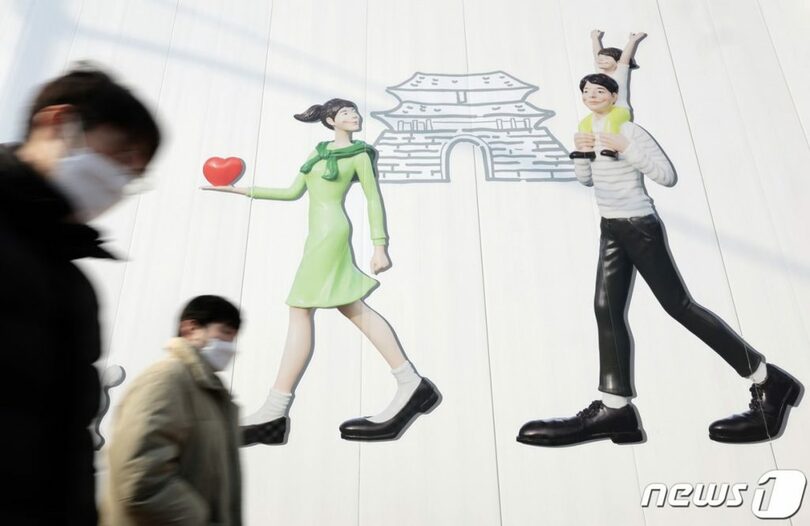 ソウル都心の工事現場の仕切りにフェンスに描かれた幸せな家族の絵(c)news1