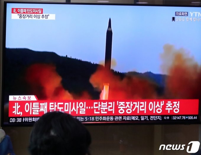 3日午前、ソウル駅の待合室で弾道ミサイル関連ニュースを視聴する市民ら(c)news1