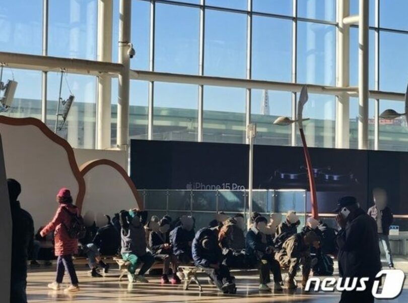 13日午前9時、ソウル駅待合室2階に服を着込んだ人々が座って寒さを避けている(c)news1