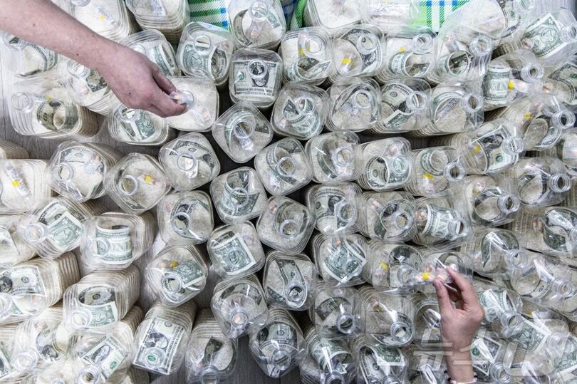 米と聖書などが詰められたペットボトル＝写真は記事の内容とは関係ありません(c)news1