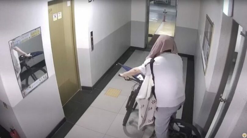 マンションの防犯カメラに、自転車を盗む男性の姿が映っていた＝警察庁YouTube(c)NEWSIS