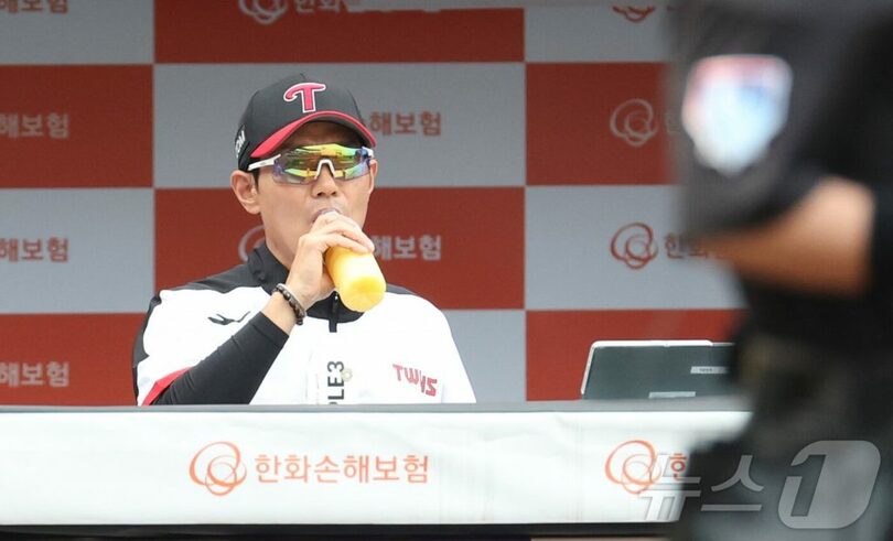 試合中に水を飲んでいるLGツインズのヨム・ギョンヨプ監督(c)news1