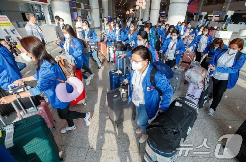 仁川国際空港に到着した外国人家事労働者(c)news1