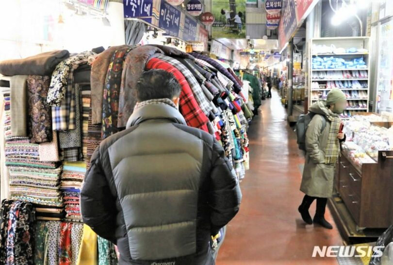 今月1日、ソウルのある市場で客待ちをする店主(c)NEWSIS