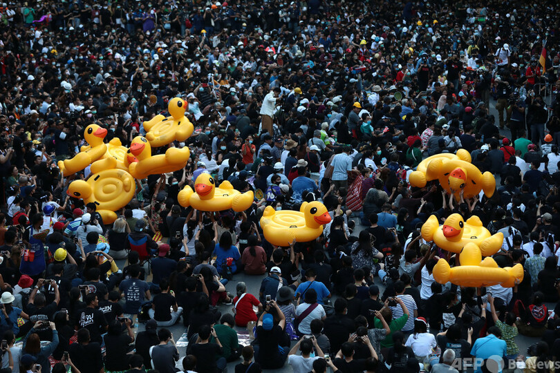 無敵の闘士？ 黄色いアヒル、タイ民主派デモの象徴に