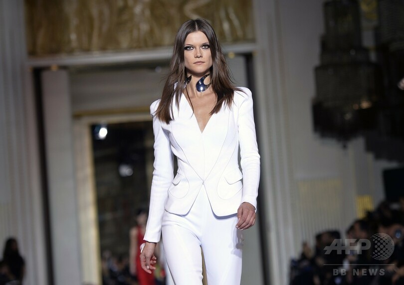 女性の曲線美を愛でるカッティング、「アトリエ ヴェルサーチ」15年春夏オートクチュール