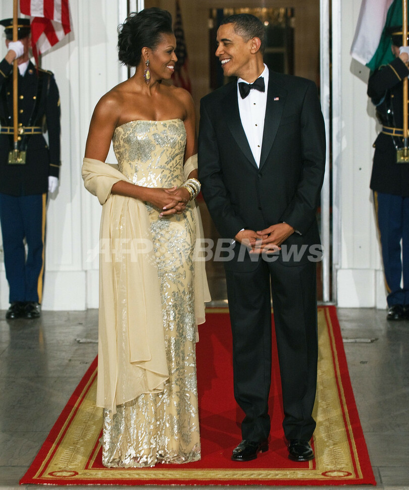 国際ニュース：AFPBB Newsミシェル夫人、印首相を迎える晩餐会に「ナイーム・カーン」のドレス