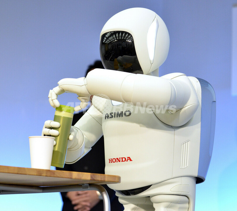走る、跳ねる、お茶も注ぐ！新型「ASIMO」