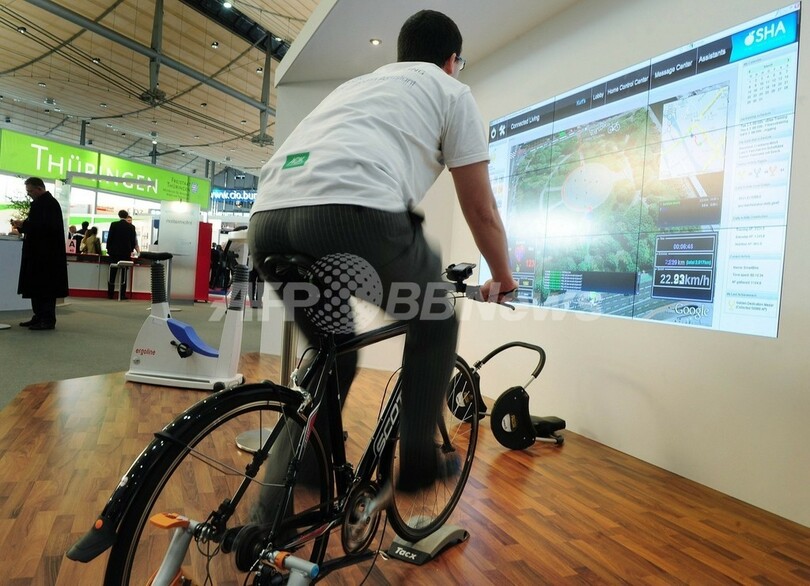紫禁城を自転車で疾走、体感できるエアロバイク「スマート･ヘルス･アシスタント」 CeBIT