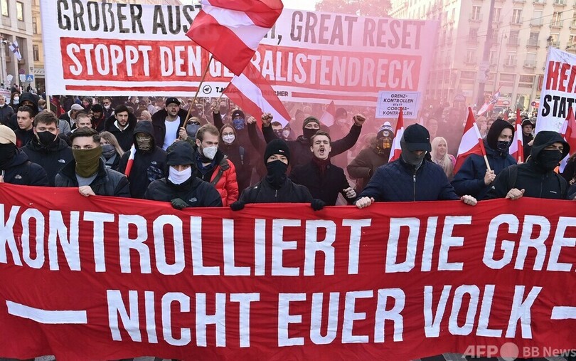 欧州各地で抗議デモ コロナ感染再拡大で規制強化