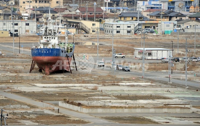 津波で打ち上げられた漁船、解体作業始まる 気仙沼 津波で打ち上げられた漁船、解体作業始まる 気仙沼
