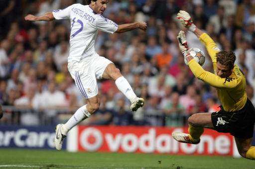 レアル・マドリード ラウルとファン・ニステルローイの活躍で好発進